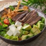 Salada com carne e abacate