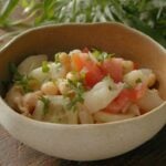 Salada de grão de bico com pepino e bacalhau